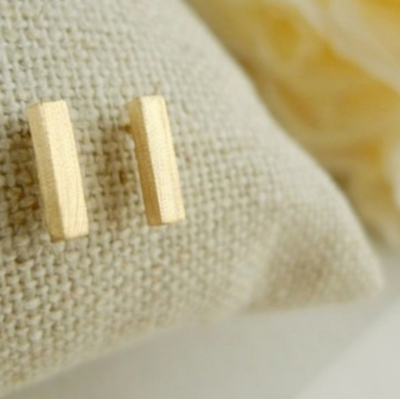 Gold Bar Stud Earnings - Picture 2 of 4